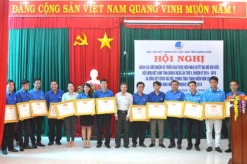 Trao bằng khen Trung ương Hội LHTN Việt Nam cho các cá nhân có thành tích xuất sắc trong công tác hội và phong trào thanh niên nữa nhiệm kỳ 2014 - 2019.